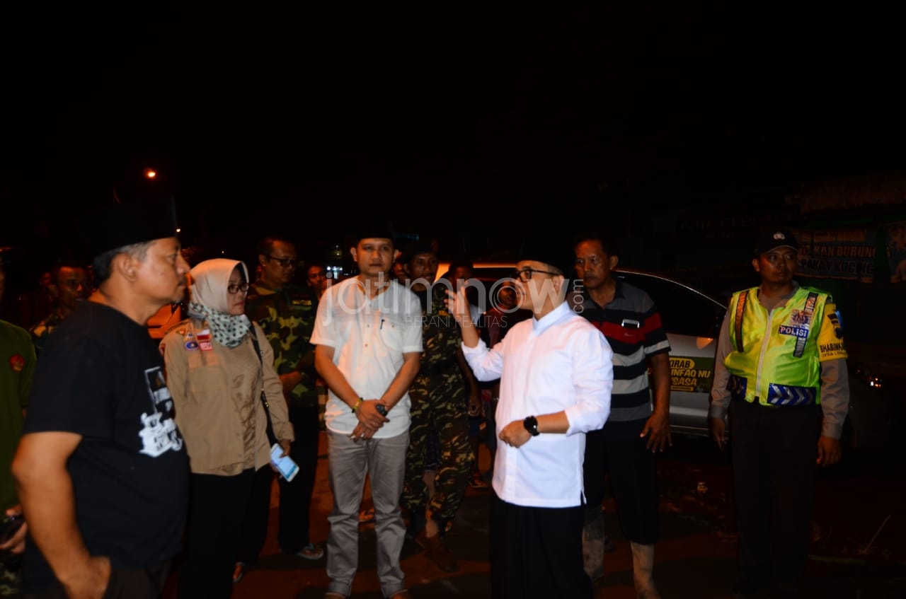 Bupati Anas saat meninjau lokasi banjir/Foto: istimewa