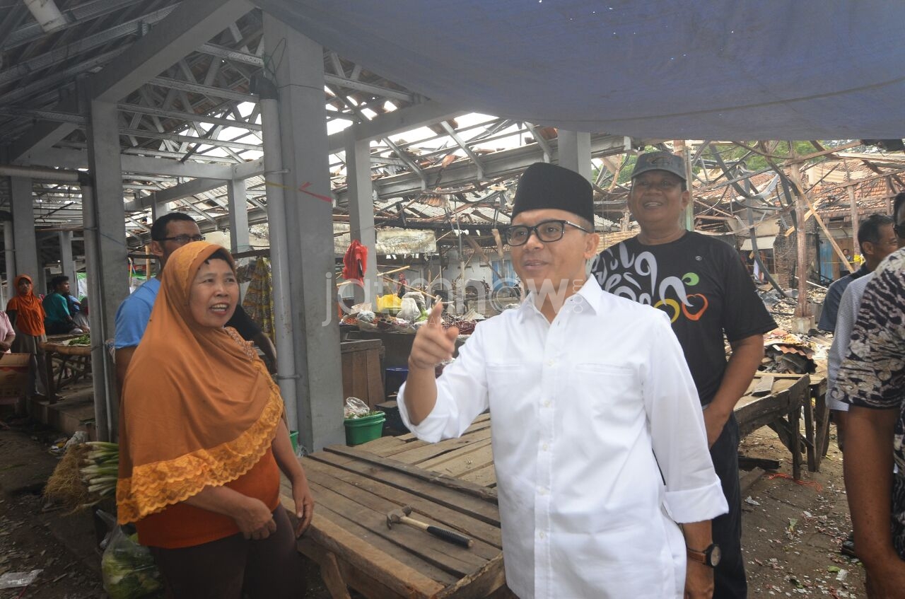 Bupati Anas saat meninjau pasar yang kebakaran/Foto: Hafiluddin Ahmad