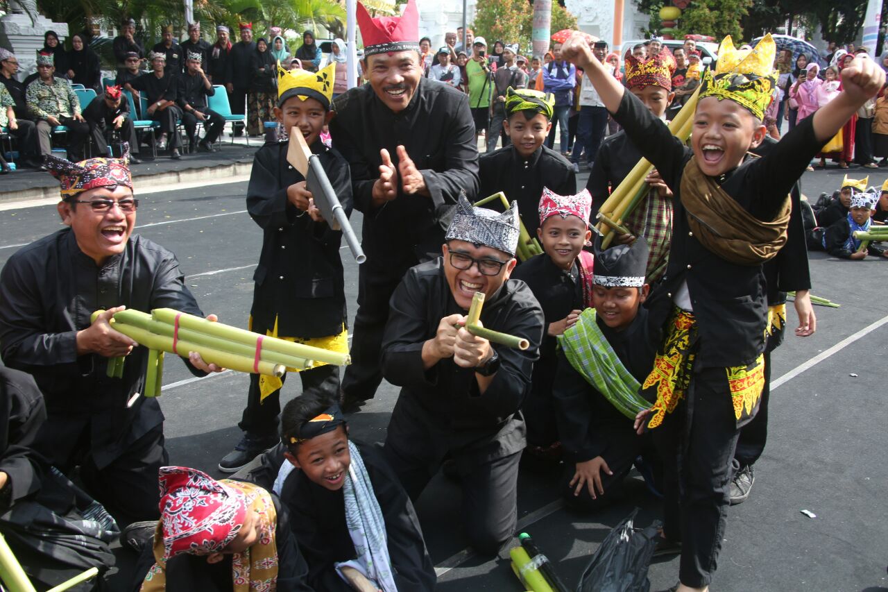 Bupati Anas saat main bareng anak-anak di Festival Memangan tradisional/Foto: istimewa