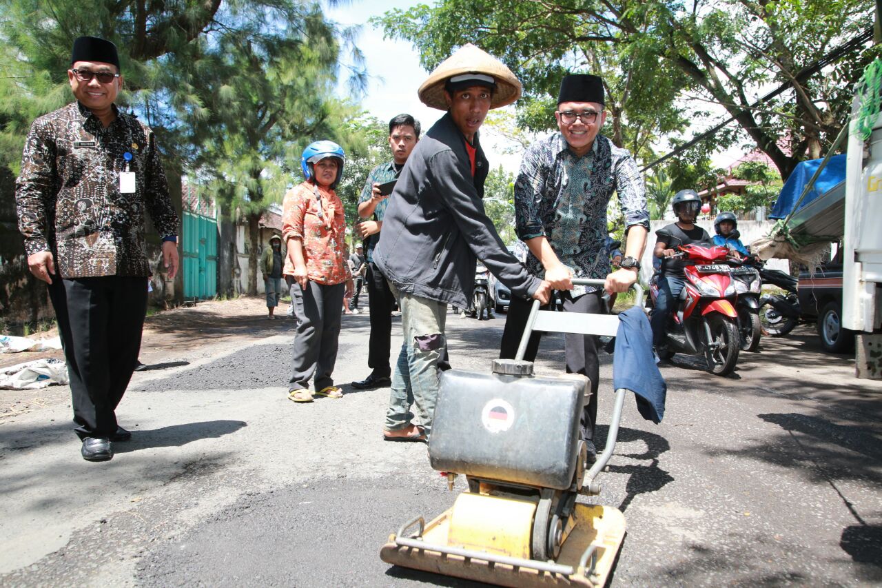  Bupati Banyuwangi Abdullah Azwar Anas saat melihat pengerjaaan infrastruktur