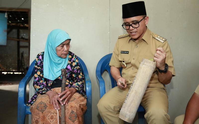 Bupati Anas saat berkunjung ke rumah Mbak Soni.