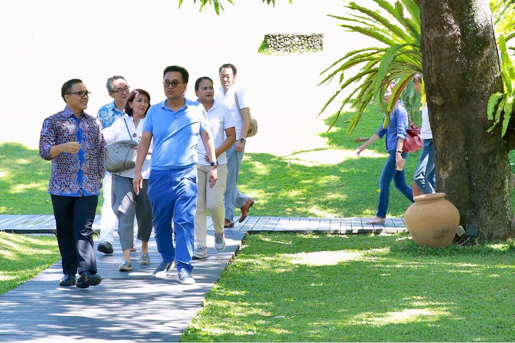 Bupati Anas saat bertemu dengan pengusaha resor nasional, Joshua Makes, membicarakan wisata Bali Barat. 
