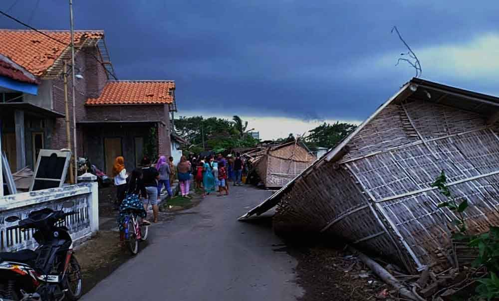 Suasana desa di Probolinggo usai diterjang angin puting beliung