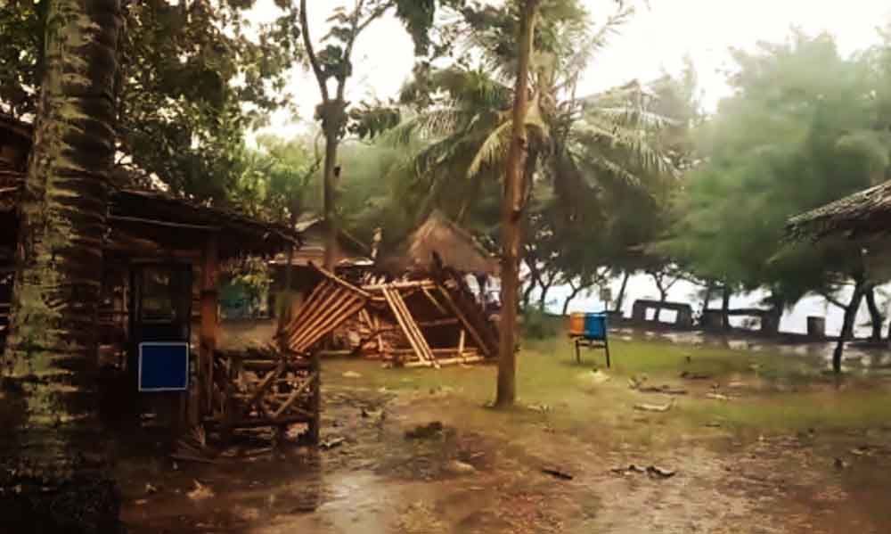 Pantai di Banyuwangi Diterjang Angin Kencang, Pengunjung Semburat
