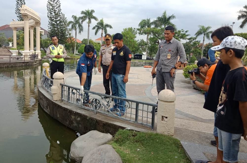 Tim Inafis Polrestabes Surabaya melakukan olah TKP di tempat tenggelamnya korban