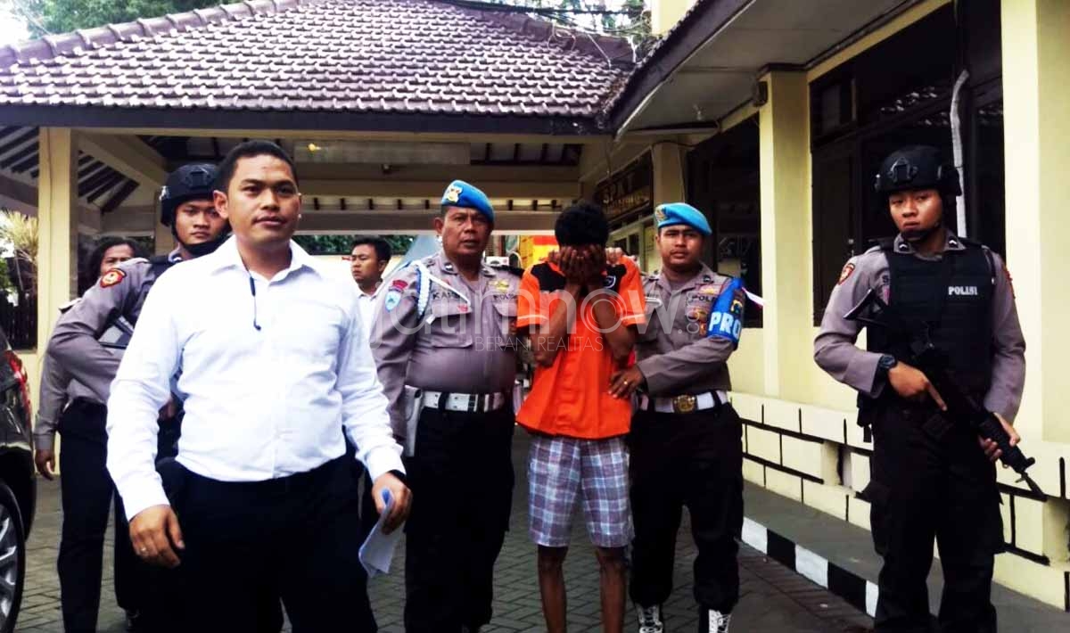 Tersangka saat diamankan di Polres Pelabuhan Tanjung Perak Surabaya