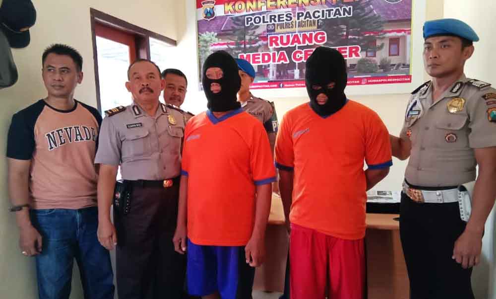 Dua tersangka saat berada di Mapolres Pacitan