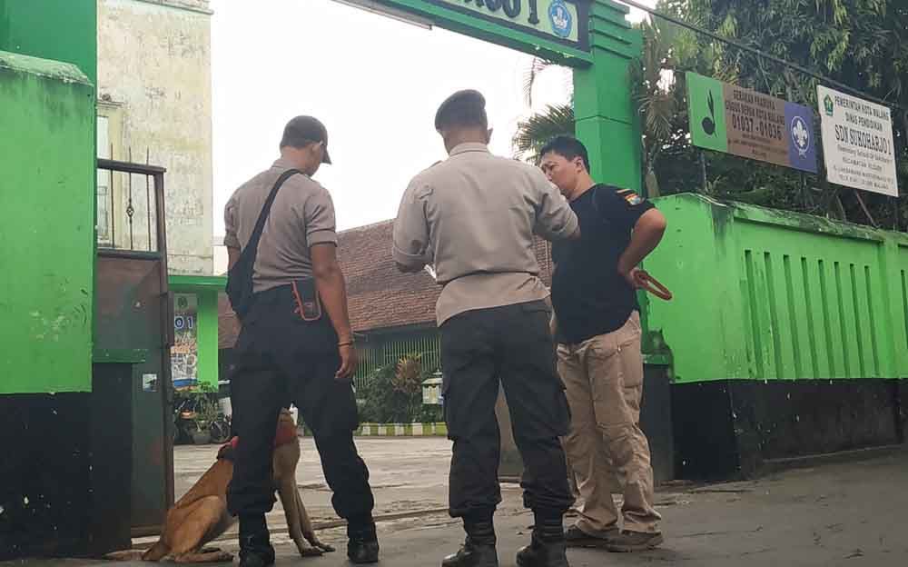 Anjing pelacak mencari jejak pelaku mutilasi di Malang