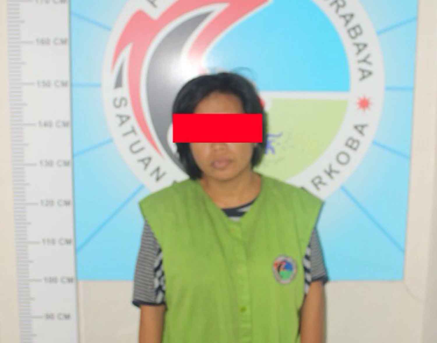 Tersangka Anjis, saat diidentifikasi penyidik di Mapolrestabes Surabaya. 