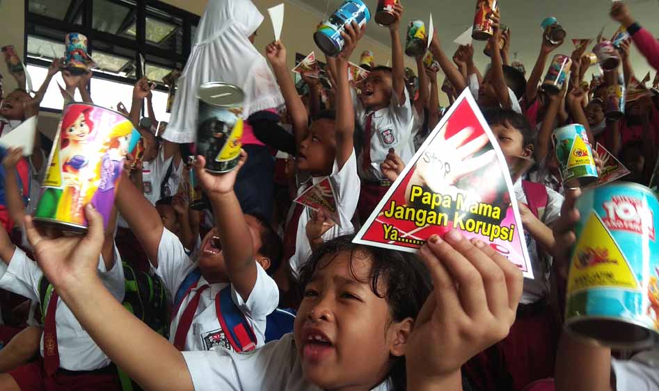 Siswa SD di Surabaya ini Rayu Orangtuanya untuk Tidak Korupsi
