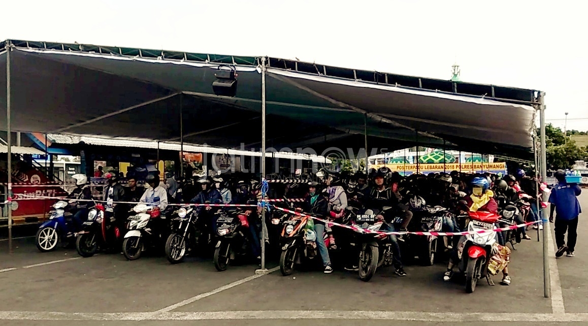Antrean kendaraan roda dua di parkiran pelabuhan Ketapang Banyuwangi/Foto: Hafiluddin Ahmad