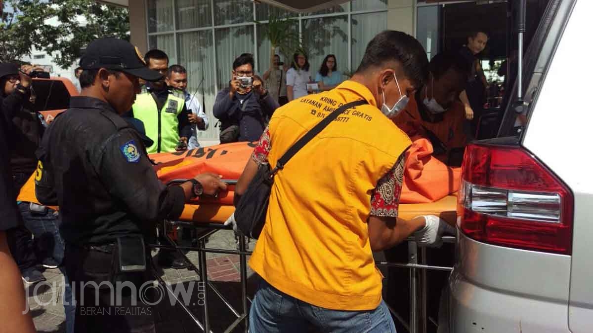 Petugas mengevakuasi jenazah korban./Foto: Dokumen jatimnow.com
