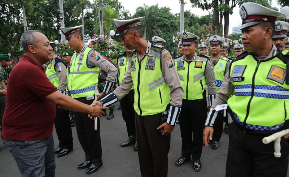  Sekota Surabaya Hendro Gunawan memimpin apel pengamanan Hari Raya Natal 2018 dan malam tahun baru 2018 di Taman Surya.