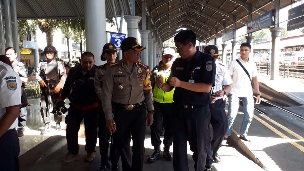 Kombes Pol Rudi Setiawan meninjau sistem pengamanan di Stasiun Gubeng Surabaya. 