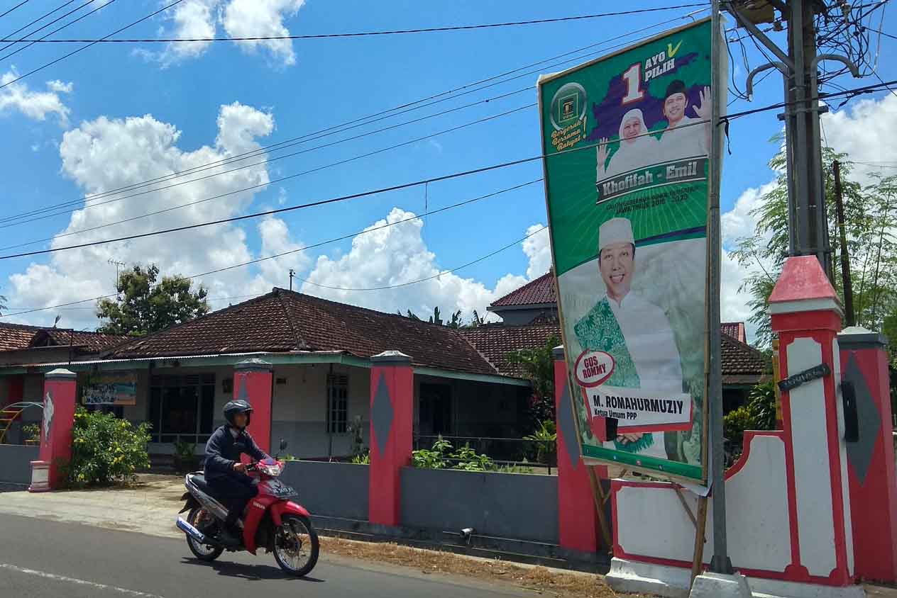 Apk salah satu pasangan calon Pilgub Jatim.