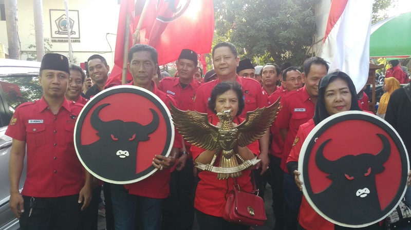 Sholawat Iringi Arak-arakan Pendaftaran Bacaleg PDIP Surabaya ke KPU