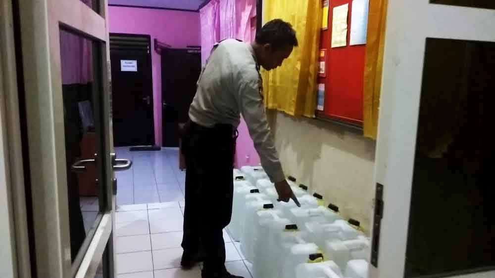 Barang bukti 520 liter arak Bali yang diamankan.