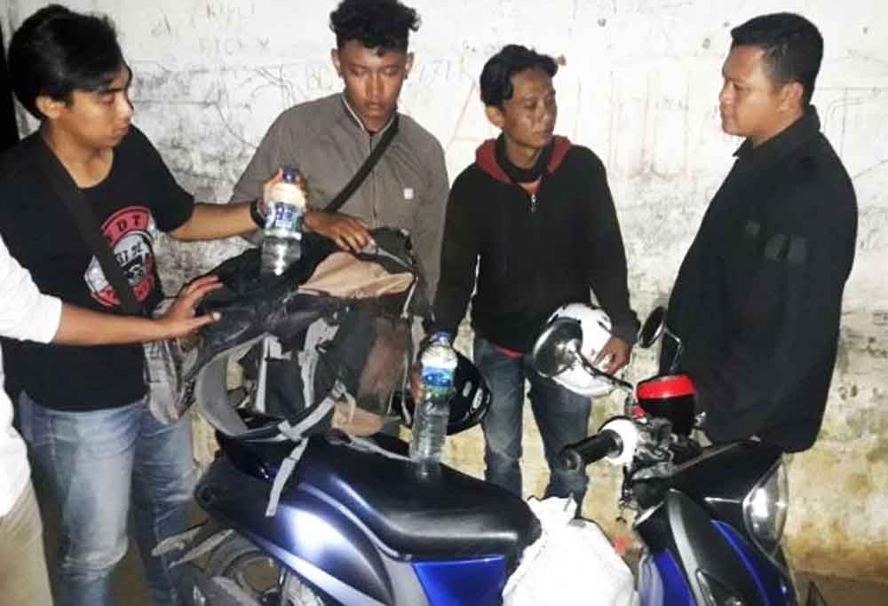 petugas polisi menangkap penjual arjo di Ngawi.