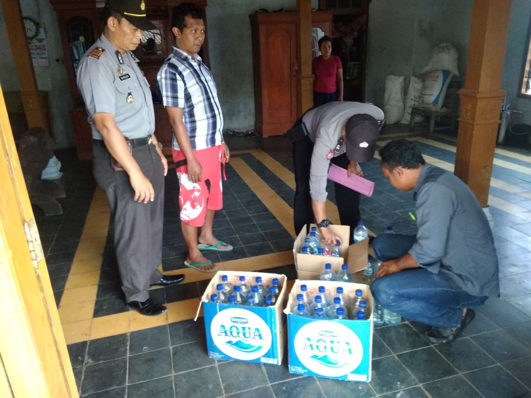 Heri  Tak Berkutik Ketahuan Kemas 'Banyu Goblok' dalam Botol Mineral