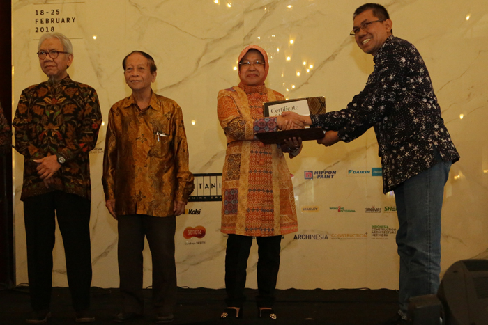 Wali Kota Risma saat membuka acara IAI di Surabaya