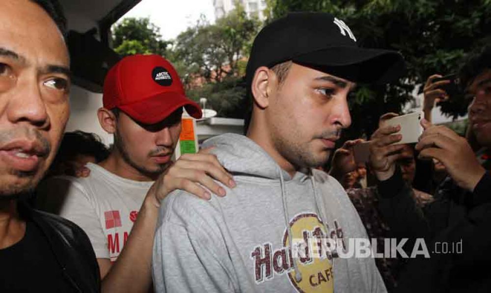 Artis peran Riza Shahab (kanan) dan Reza Alatas (tengah) menjalani pemeriksaan di Direktorat Narkoba, Polda Metro Jaya, Jakarta/ Foto: Antara/Reno Esnir