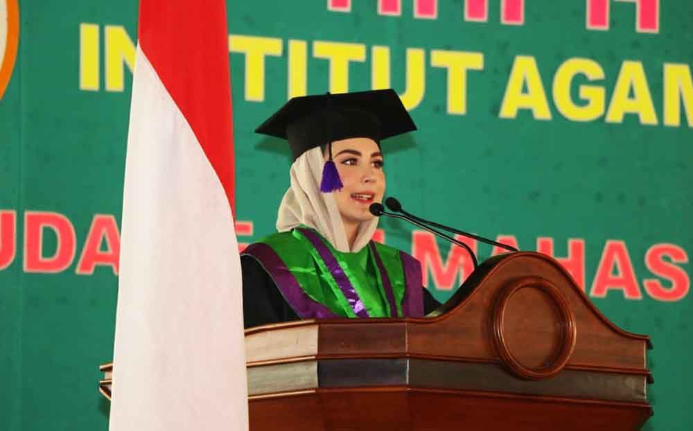 Arumi Bachsin saat memberi sambutan pada acara wisuda di Tulungagung