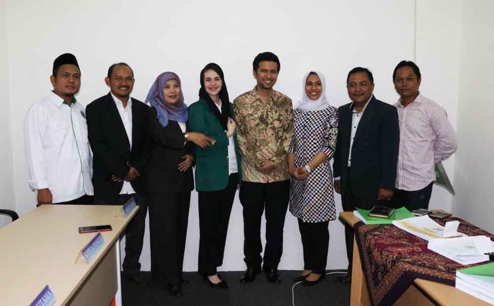 Wakil Gubernur Jatim, Emil Dardak bersama istri saat di Kampus IAIN Tulungagung