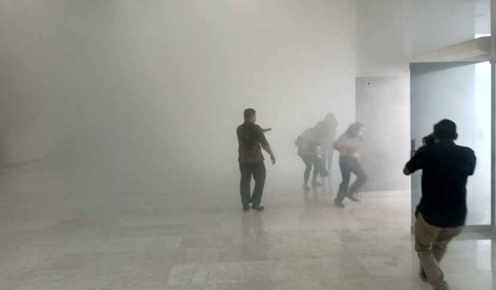 Asap memenuhi Gedung Nusantara III, Kompleks Parlemen, Jakarta, Senin (24/2) (Foto: Nawir)