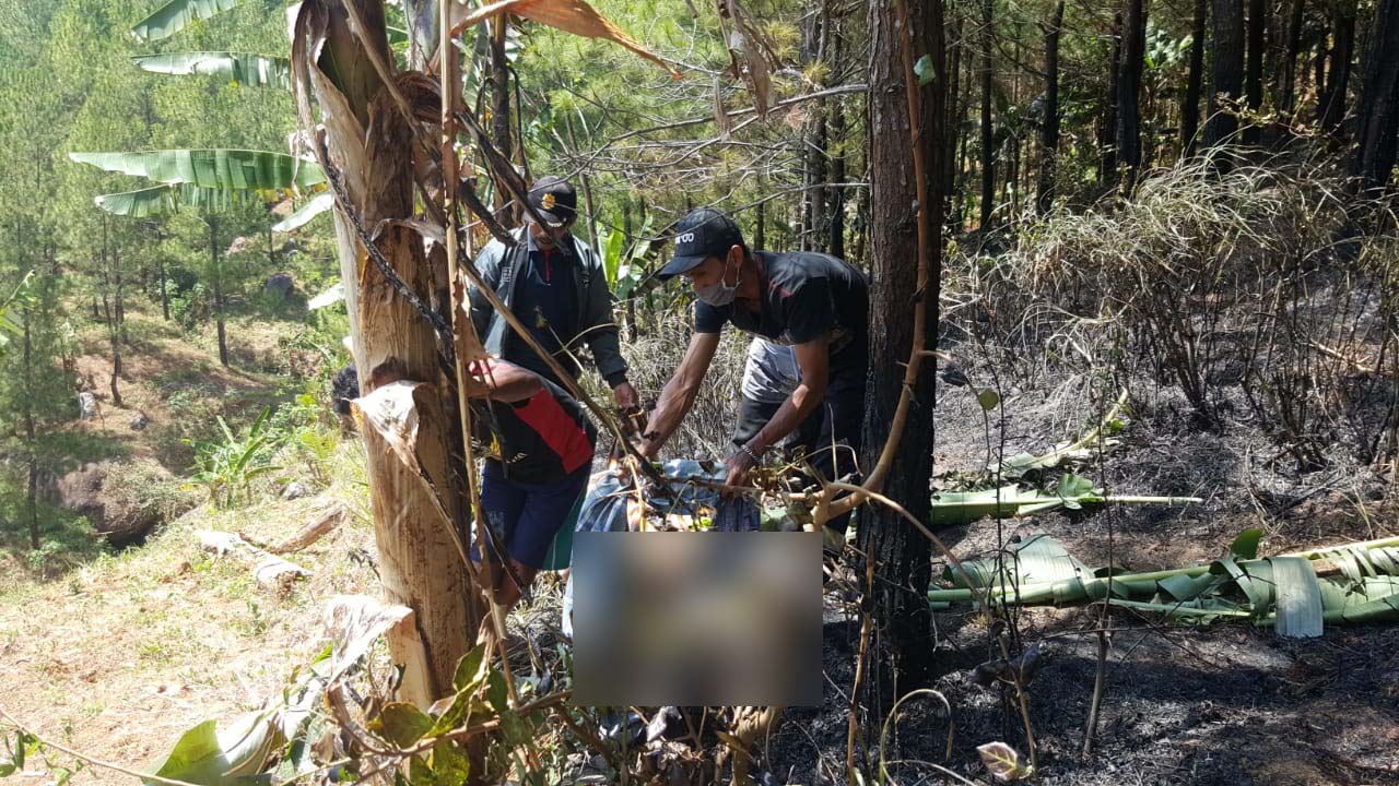 Warga dan petugas mengevakuasi jasad korban
