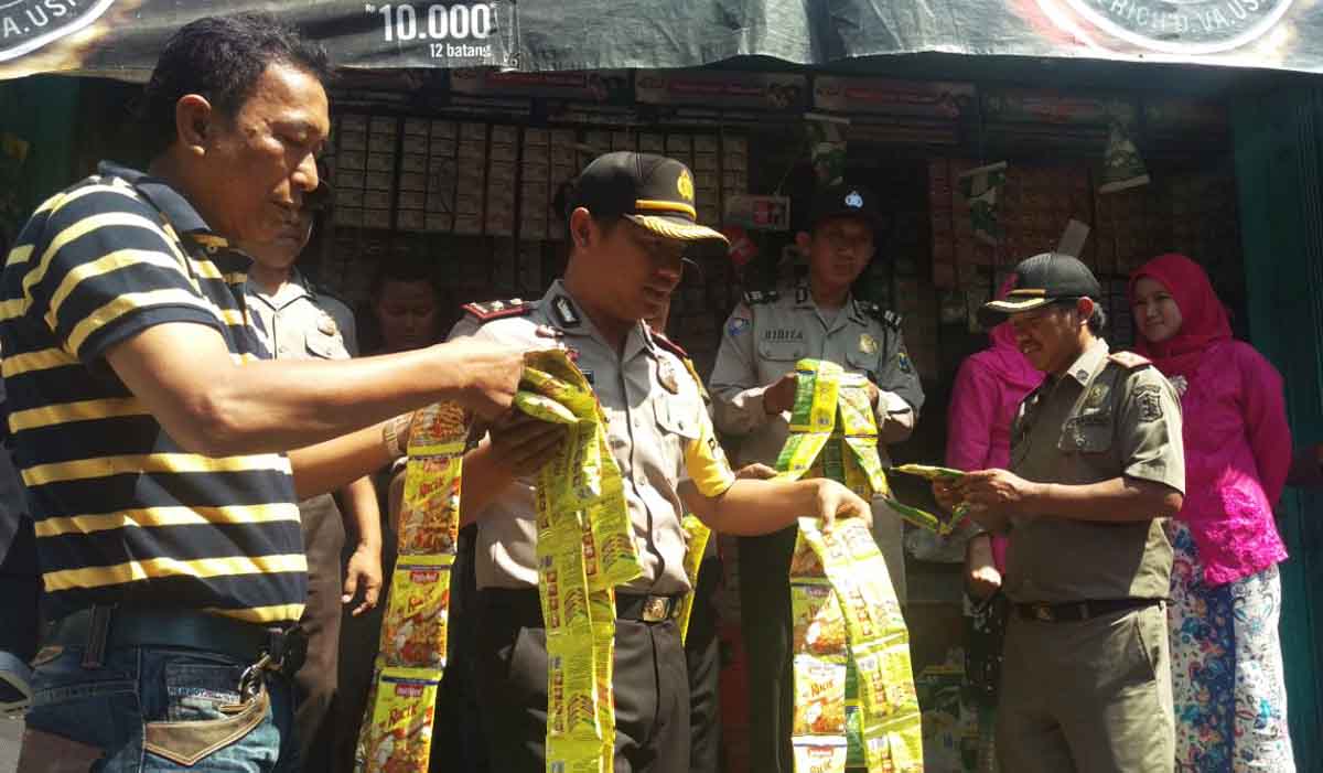 Sambut Ramadan, Polisi dan Muspika di Surabaya Sidak Mamin Kedaluwarsa