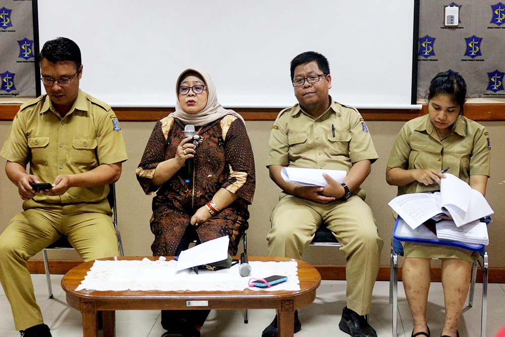 Asisten I Bidang Pemerintahan Sekretariat Kota (Sekkota) Surabaya, Yayuk Eko Agustin jumpa pers penyelamatan aset. 