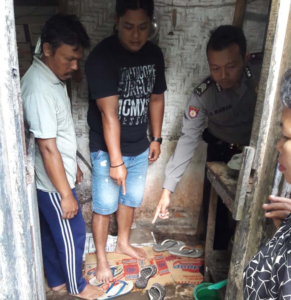 Petugas menunjukkan tempat kejadian perkara.