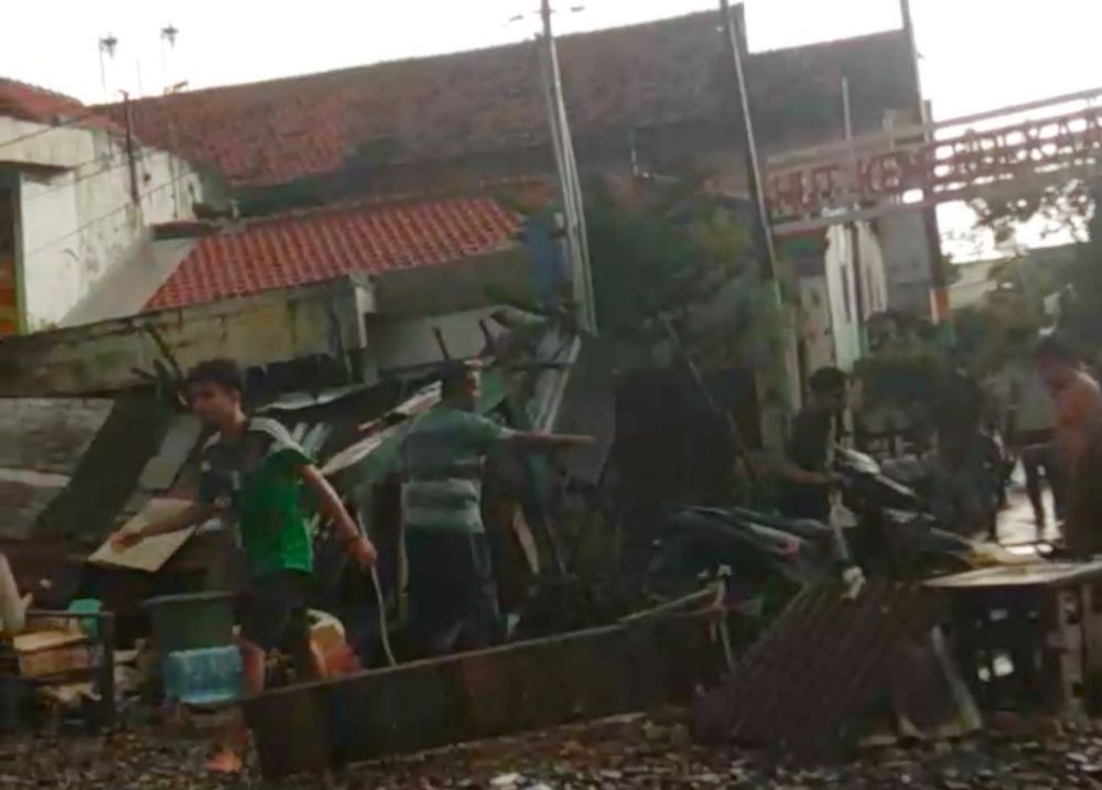 Warga evakuasi rumah yang atapnya terbawa angin