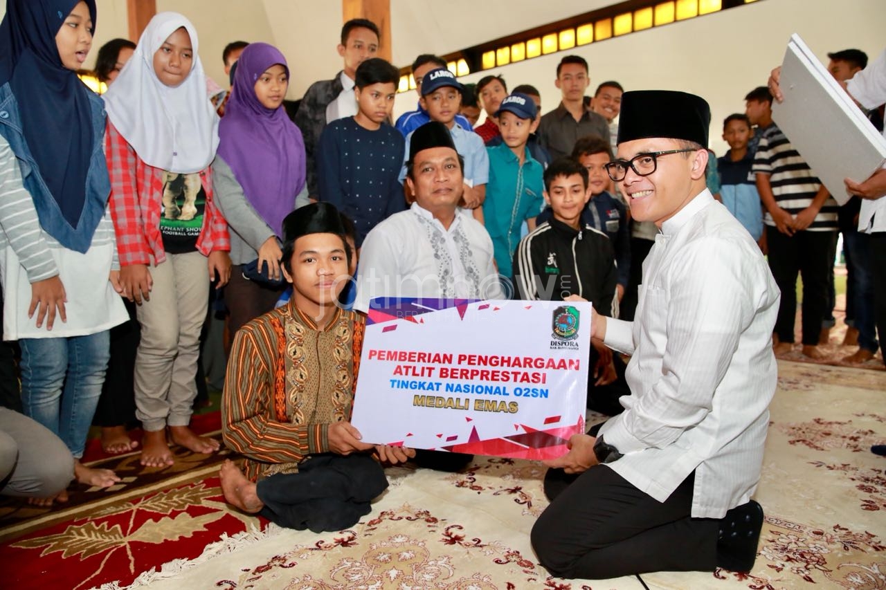 Bupati Anas memberikan penghargaan kepada para atlet berprestasi Banyuwangi/istimewa