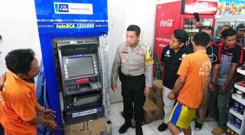 Kapolres Mojokerto, AKBP Leonardus Simarmata saat berdialog dengan para pelaku yang beraksi di dalam minimarket