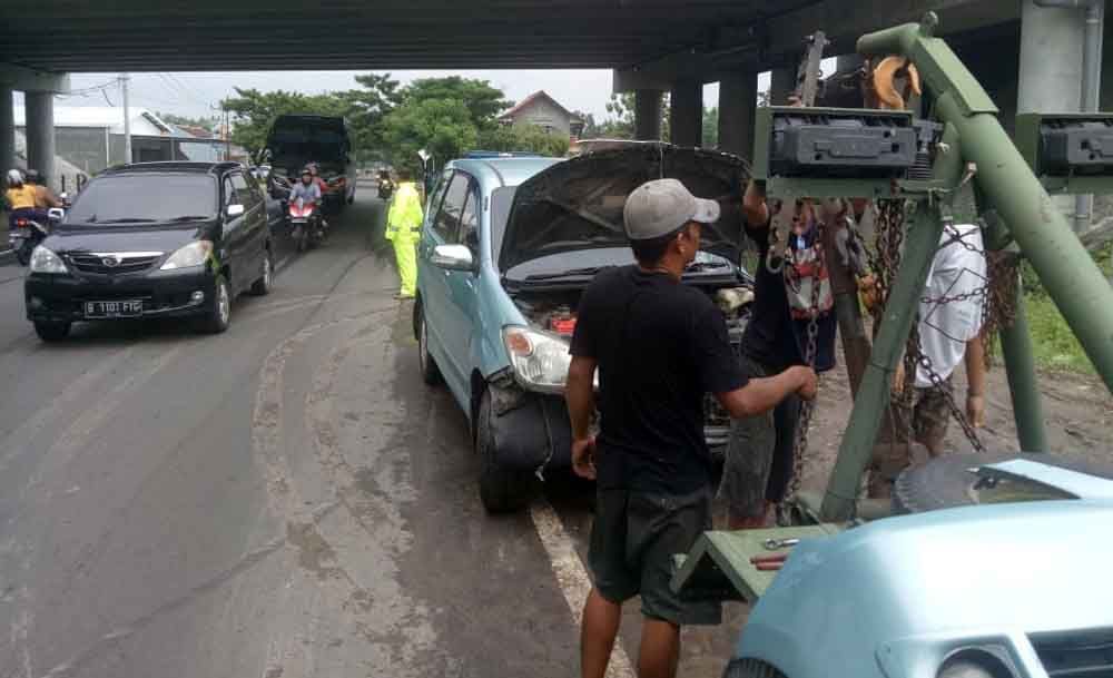 Toyota Avanza tabrak tiga pengendara motor