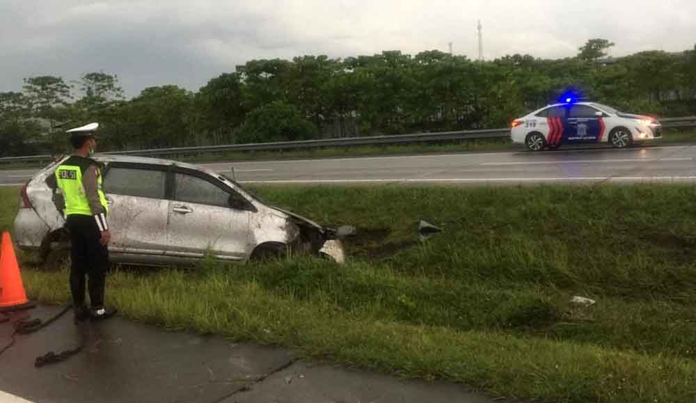 Toyota Avanza terbalik di Tol Sumo