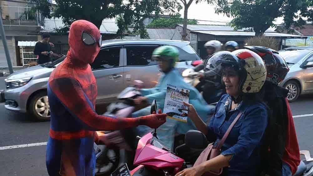 Anggota Satlantas Polres Gresik mengenakan kostum super hero