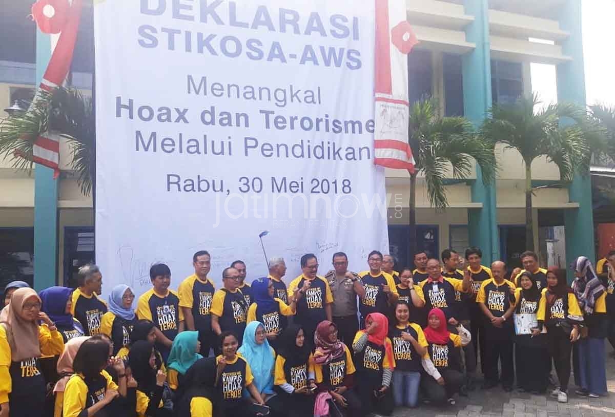 Kabid Humas Polda Jatim Kombes Pol Frans Barung Mangera bersama mahasiswa Stikosa AWS pada acara kampanye anti hoax dan terorisme
