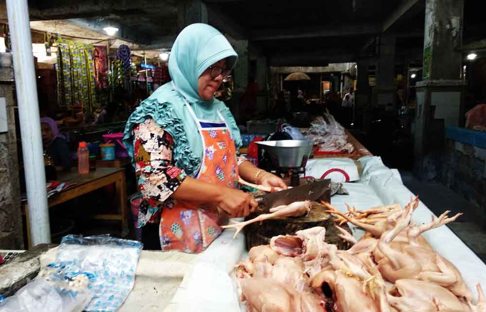 Sri Wahyuni salah satu pedagang ayam potong di Pasar Legi Songgolangit Ponorogo