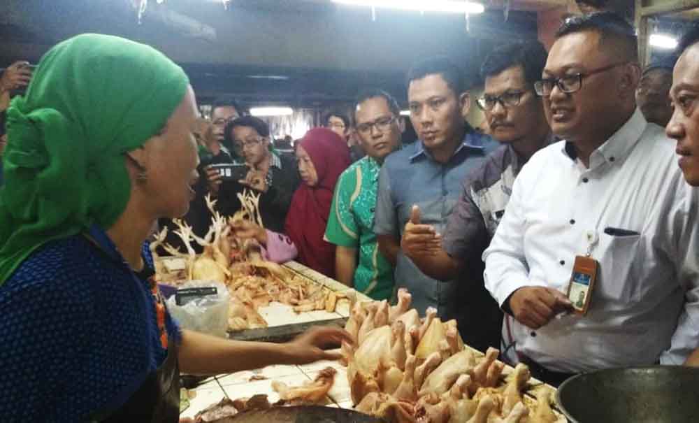 KPPU Sidak Harga Ayam dan Telur di Pasar Wonokromo Surabaya