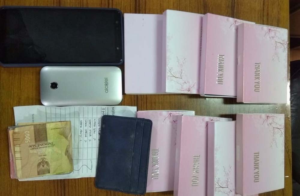 Barang dagangan tersangka yang dibuat sarana menipu ojek online.
