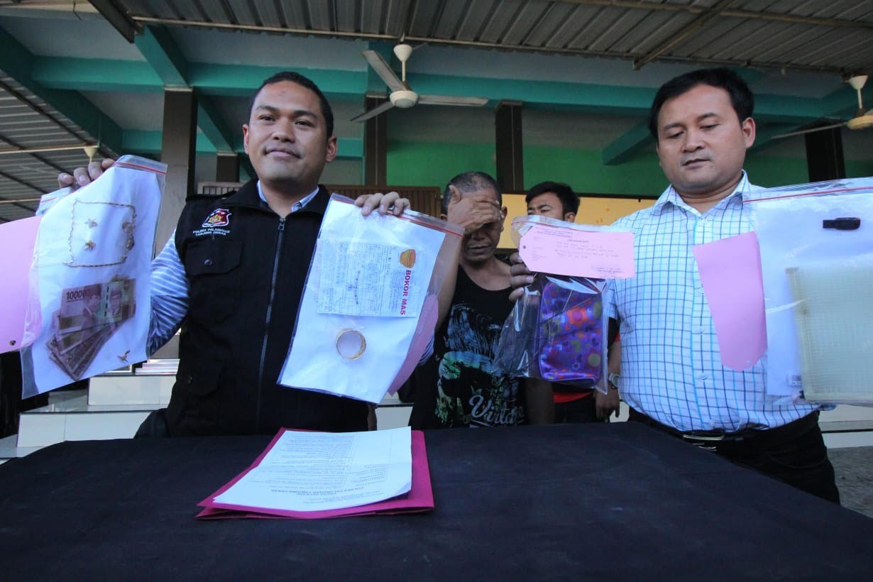 AKP Tinton Yudha Riambodo saat membeber barang bukti pencurian dan tersangka. 