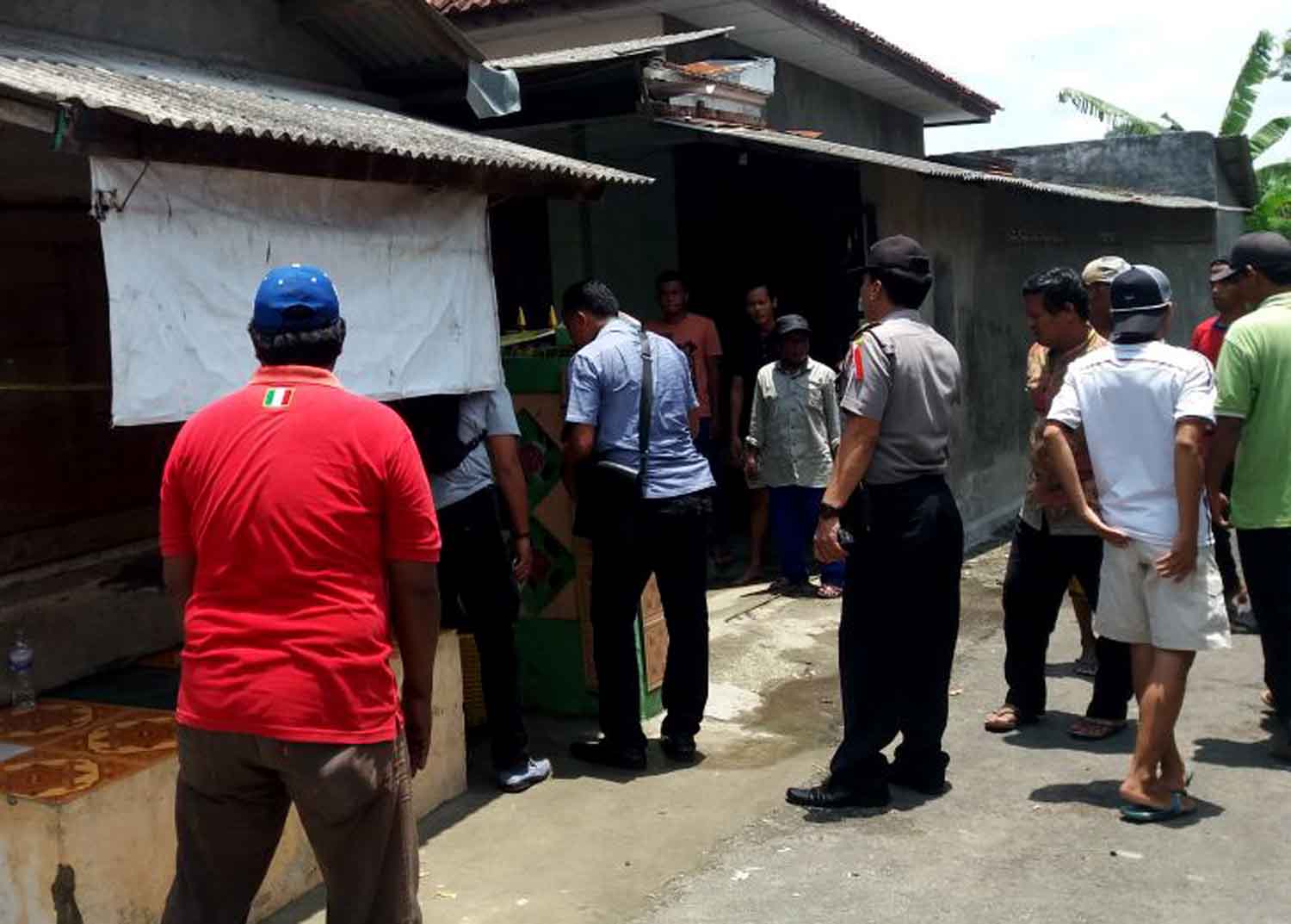 Warga berkerumun di warung tempat pembunuhan Hj Aisah