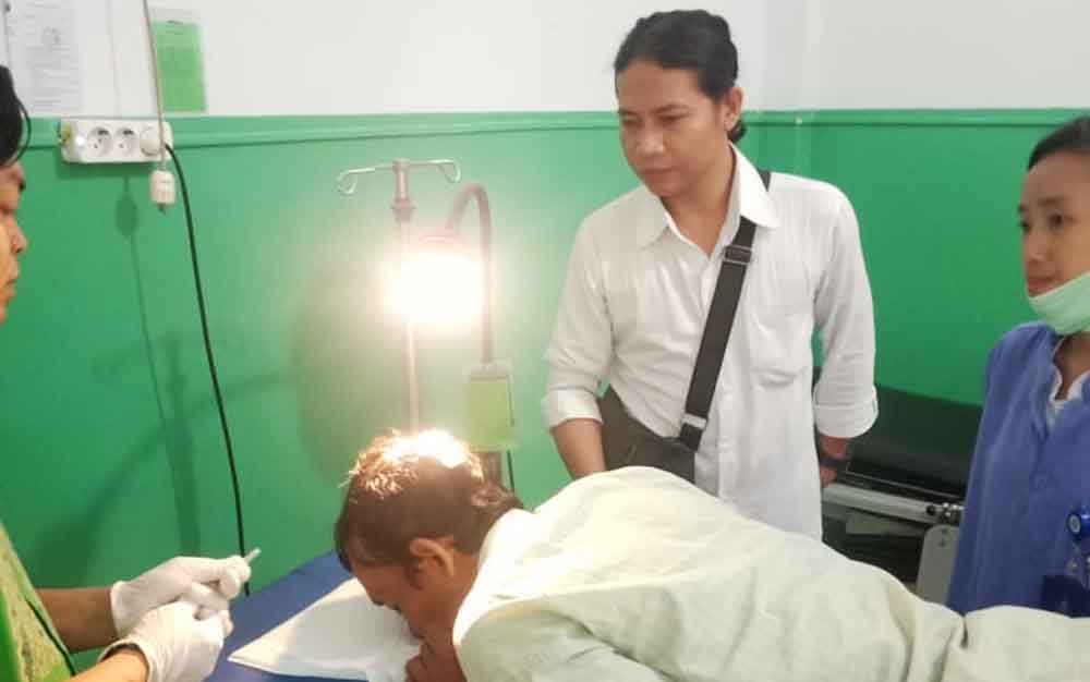 Korban saat mendapatkan perawatan medis