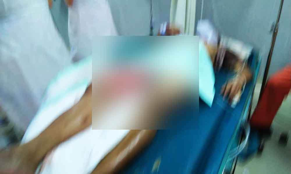 Korban pembacokan saat mendapatkan perawatan medis