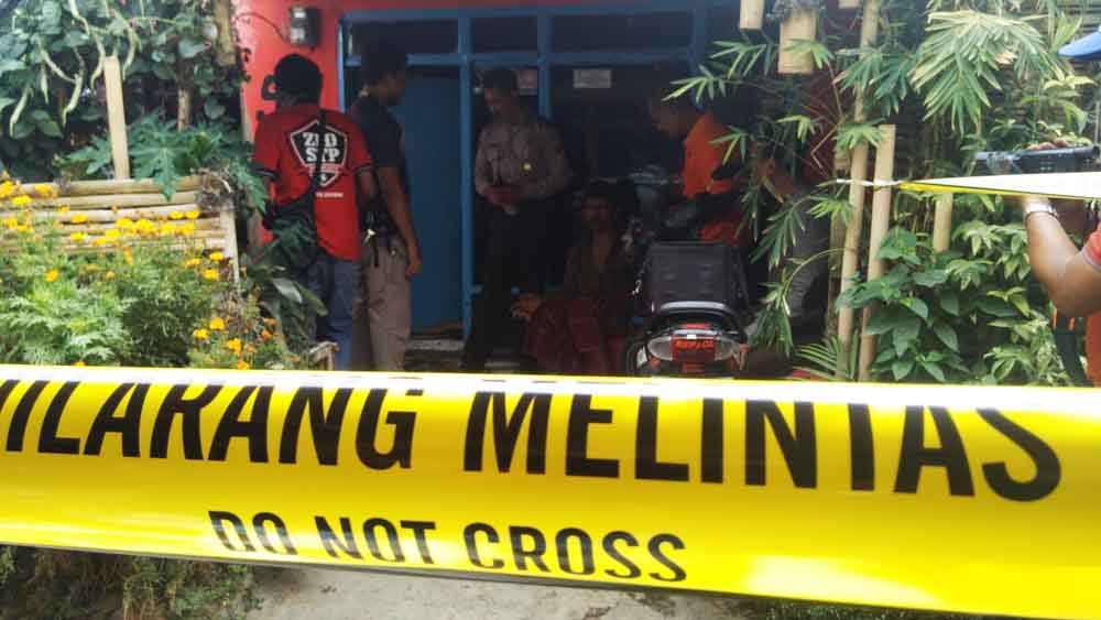 Polisi ditengah melakukan olah TKP dirumah korban pembacokan