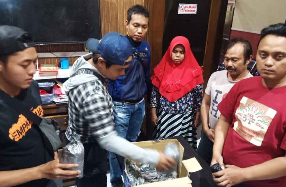 Tersangka bersama barang bukti saat di Mapolres Blitar