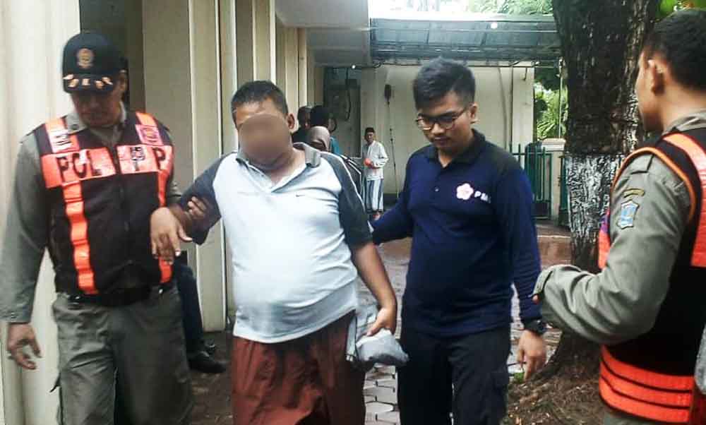 Baju Purbojono saat dirayu petugas