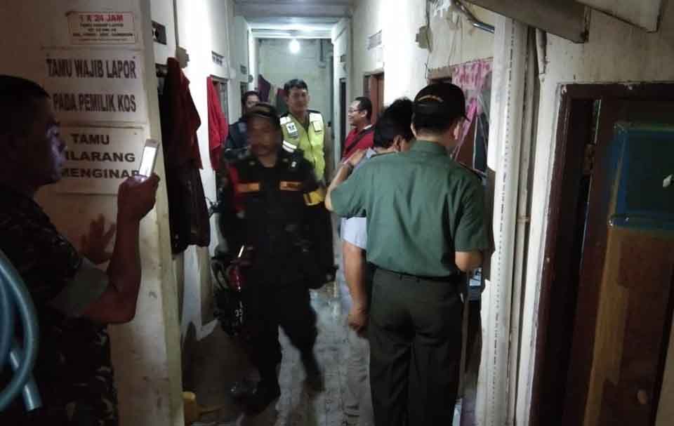 Sejumlah petugas dan warga mendatangi TKP (Foto: Fajar Mujianto) 